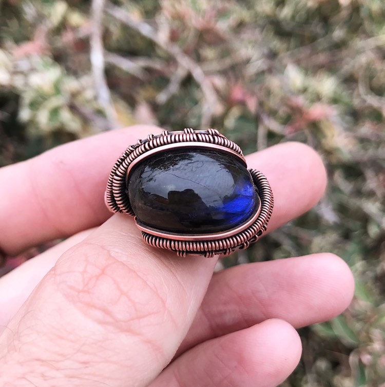 Ring Der Ardra - Labradorit Draht Gewickelter Ring Mit Blauen Tigerauge Akzenten Kupfer Gewickelt Zum Schutz Und Zur Verbesserung Des Sehvermögens von MystTech