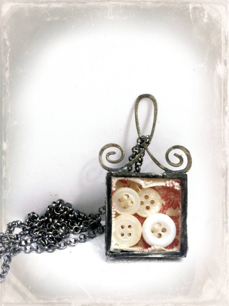 Antiker Button Reliquiar Halskette, Gelöteter Shadowbox Anhänger, Diorama, Geschenk Für Näherin, Schneiderin Antiker Button Reliquiar Halskette, Gelöteter Shadowbox Anhänger, Diorama, Geschenk Für Näherin, Schneiderin von Mystarrrs