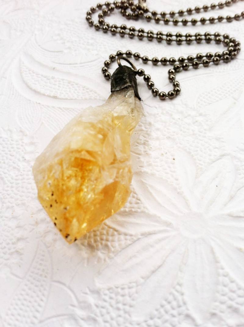 Citrin Halskette, Rohschliff Gelber Kristall, Gelötete Mineral Anhänger, Roher Citrin, Steinschmuck, Solarplexuschakra Citrin Halskette, Rohschliff Gelber Kristall, Gelötete Mineral Anhänger, Roher Citrin, Steinschmuck, Solarplexuschakra von Mystarrrs