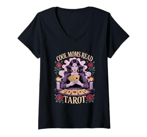 Damen Cool Moms Read Tarot Witchy Psychic Oracle Kartenleser T-Shirt mit V-Ausschnitt Damen Cool Moms Read Tarot Witchy Psychic Oracle Kartenleser T-Shirt mit V-Ausschnitt von Mystic Moon Witchy Gothic Aesthetic Apparel