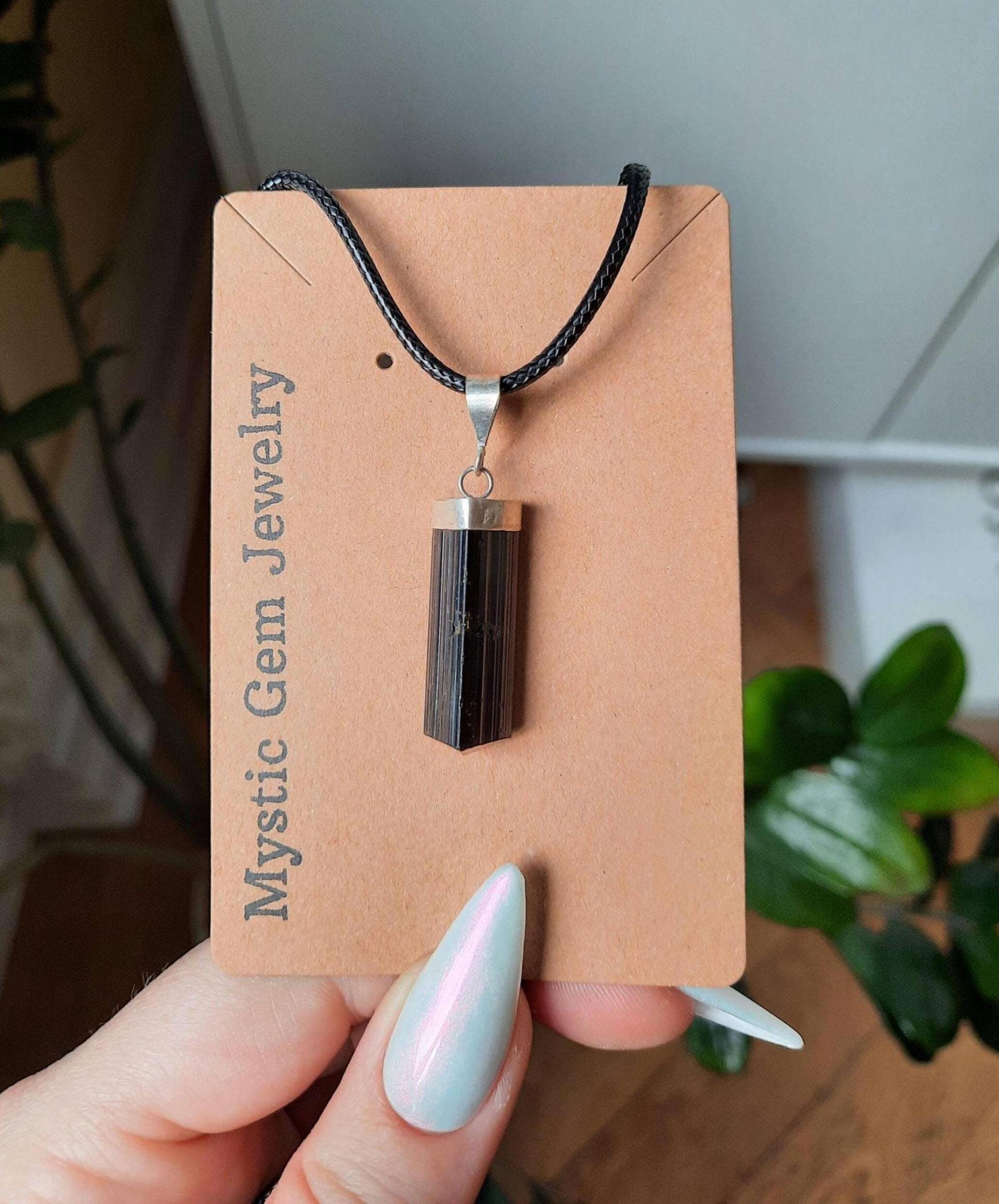 Turmalin Kette Rohstein Mit Baumwollband Witchy Gothic Schmuck von MysticGemJewelryy