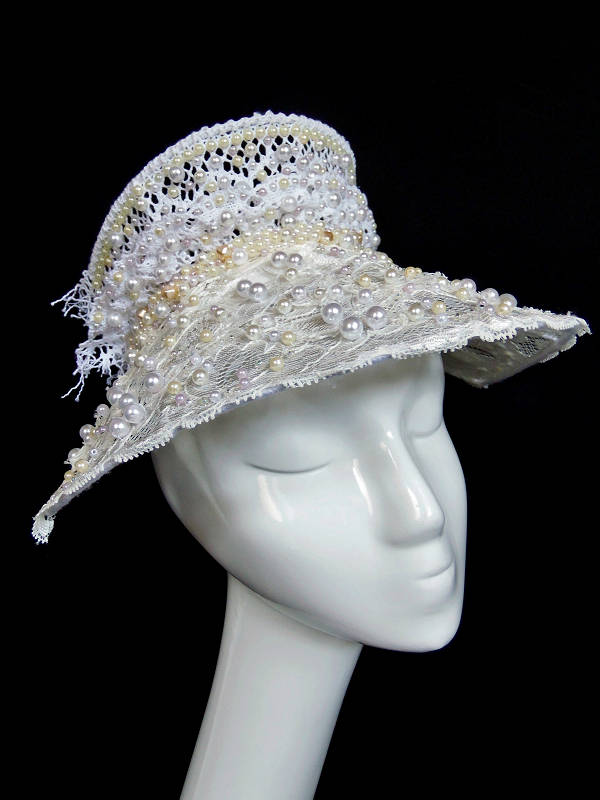 Caira - Königliche Spitze & Perlen Krone Kopfschmuck von MysticMagicMasks