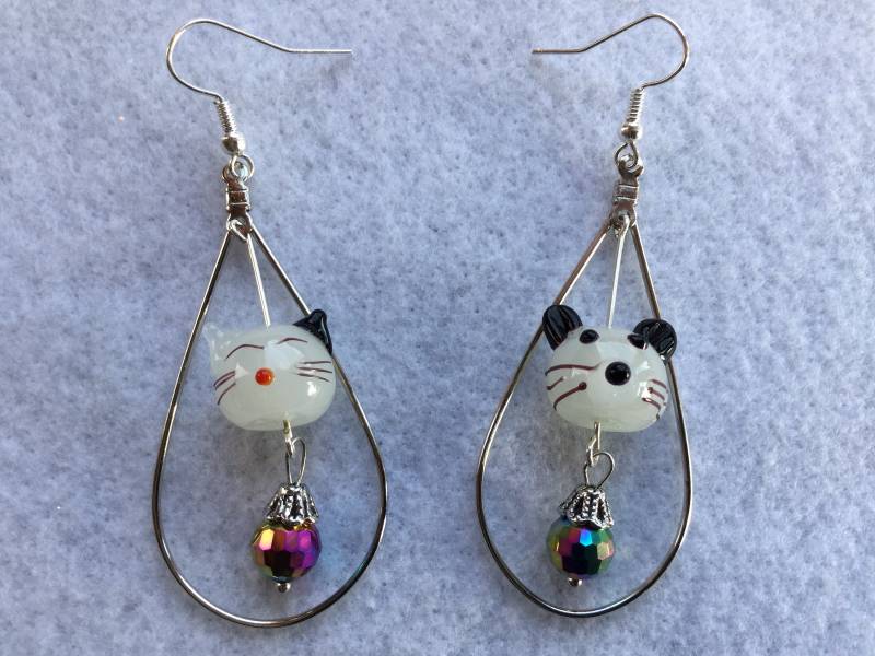 Katze & Maus Aurora Borealis Perlen Baumeln Ohrringe von MysticMerchantGifts