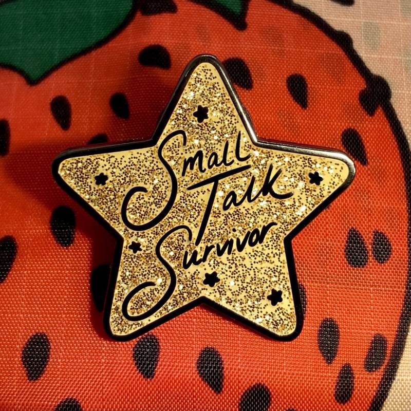 Small Talk Survivor Star Pin | Emaille Glitzer Reversnadel Badge Relatable Introvert Lustiger Scherz Zubehör von MysticMoonbeamCo