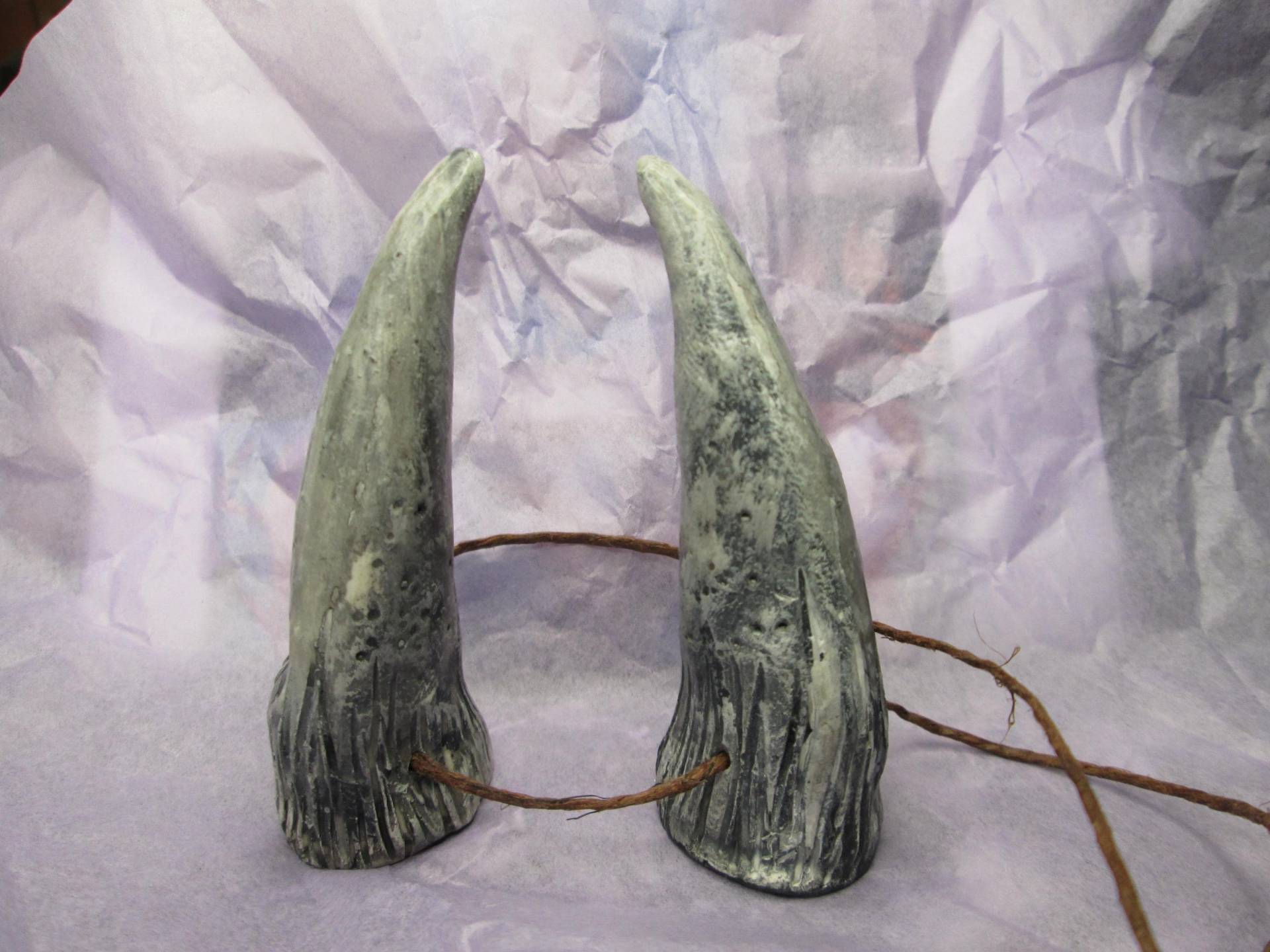 Handgefertigte Hörner Aus Resin Kleines Kostüm-Accessoire Handgefertigte Hörner Aus Resin Kleines Kostüm-Accessoire von MysticRealmsArtist