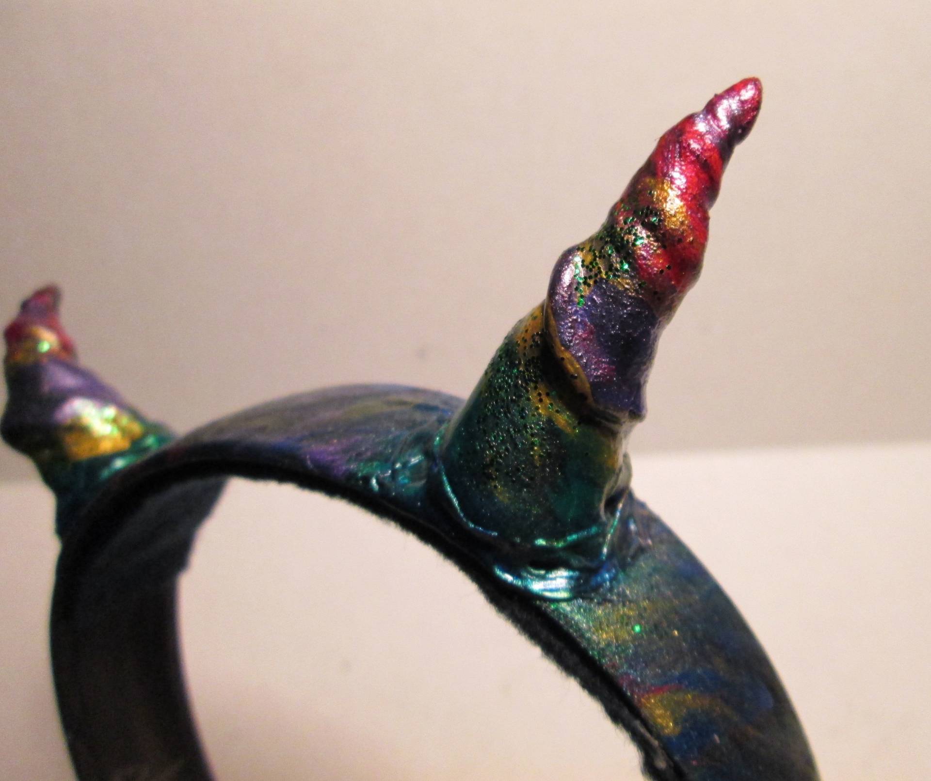 Handmade Resin Baby Drachen Hörner Kostüm Haarband Handmade Resin Baby Drachen Hörner Kostüm Haarband von MysticRealmsArtist