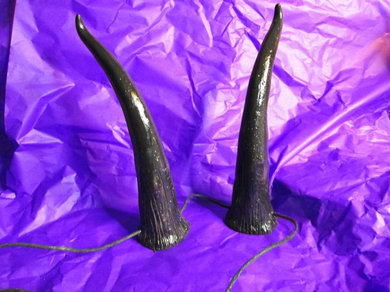 Kostüm Hörner, Halloween, Große Harz, Wilde Sache, Farbauswahl, Satyr Märchenhörner, Schlanke Cosplay Hörner von MysticRealmsArtist