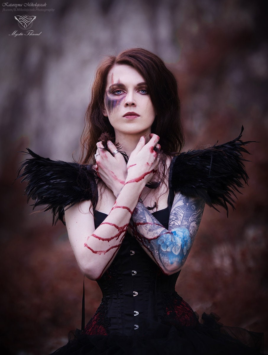 Schwarze Feder Schulterpolster Mit Stretch Hosenträgern, Gothic Kostüm von MysticThreadDesigns