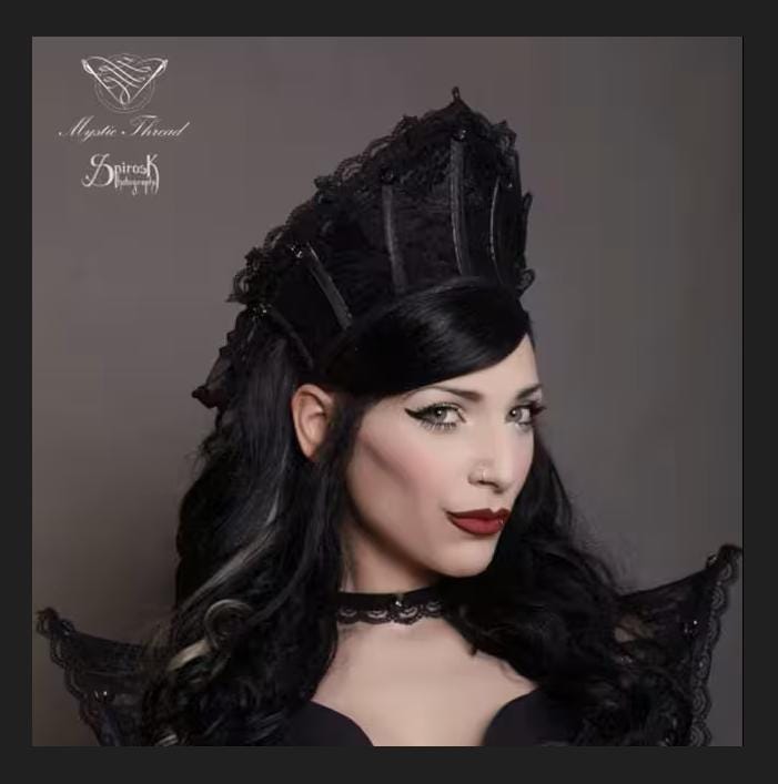 Schwarze Spitze Gothic Victorian Kostüm Königin Krone Mit Kristallen Verziert Schwarze Spitze Gothic Victorian Kostüm Königin Krone Mit Kristallen Verziert von MysticThreadDesigns