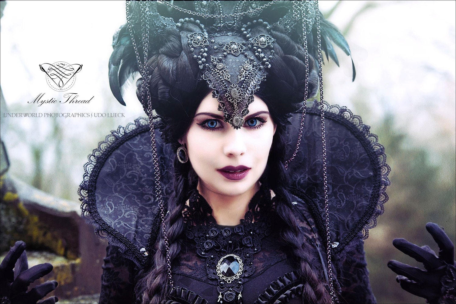 Schwarzer Brokat Gothic Kostüm Vampir Königin Halskragen Mit Schwarzen Spitzen Details Und Kristall Edelsteine Verziert Schwarzer Brokat Gothic Kostüm Vampir Königin Halskragen Mit Schwarzen Spitzen Details Und Kristall Edelsteine Verziert von MysticThreadDesigns