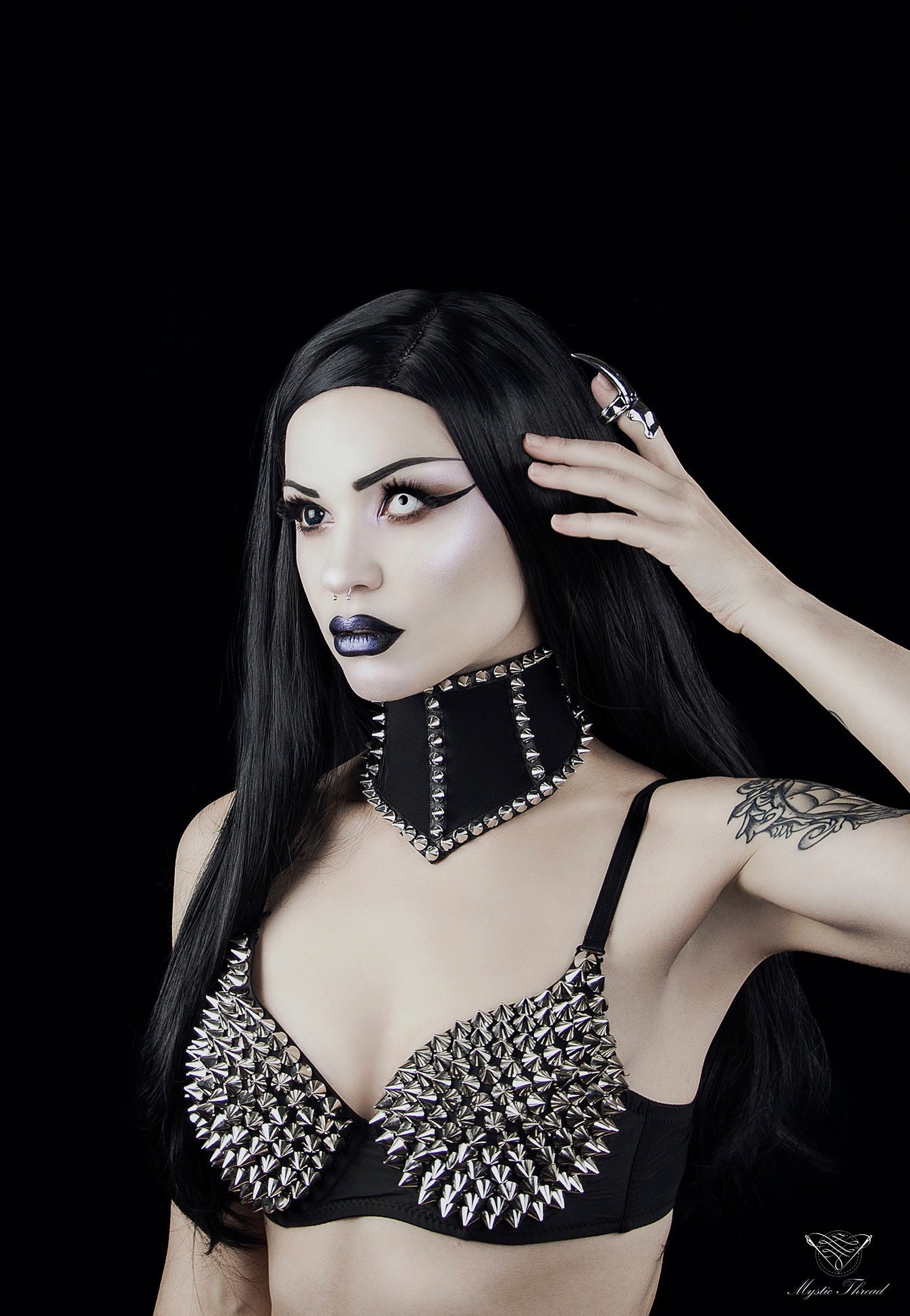 Schwarzes Gothic Punk Halskorsett Mit Zacken Verziert Schwarzes Gothic Punk Halskorsett Mit Zacken Verziert von MysticThreadDesigns