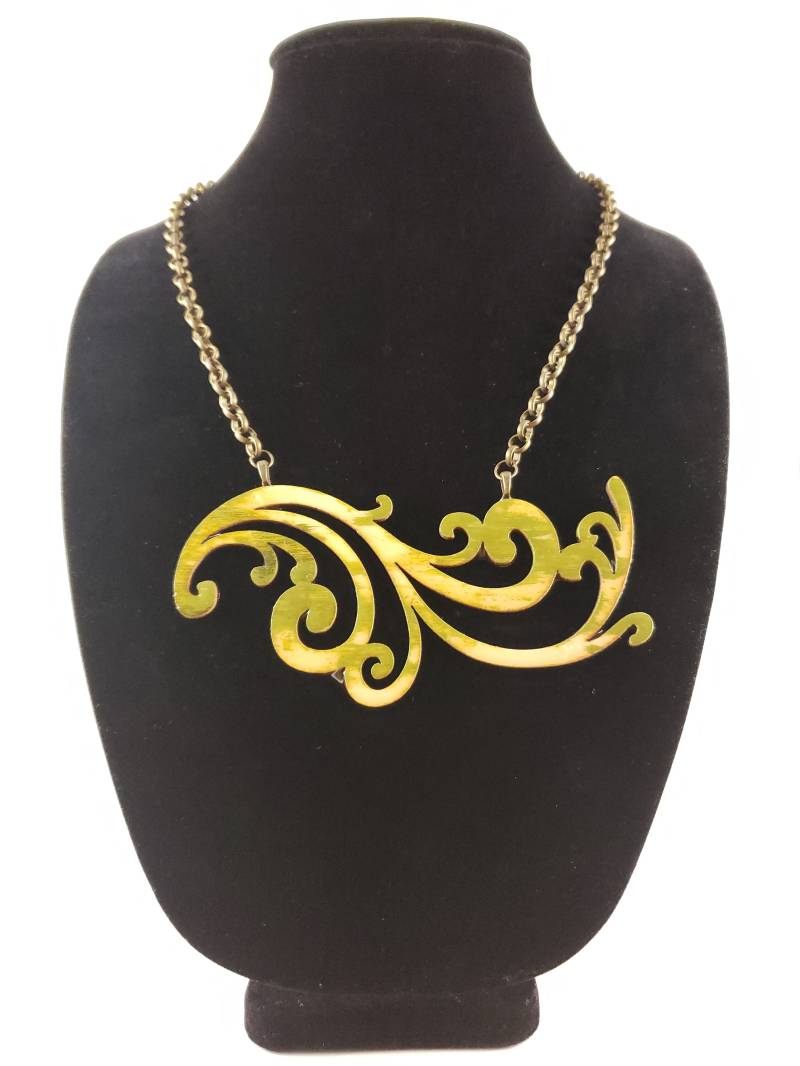 Gold Filligrane Holz Anhänger Halskette von MysticTrinketShop