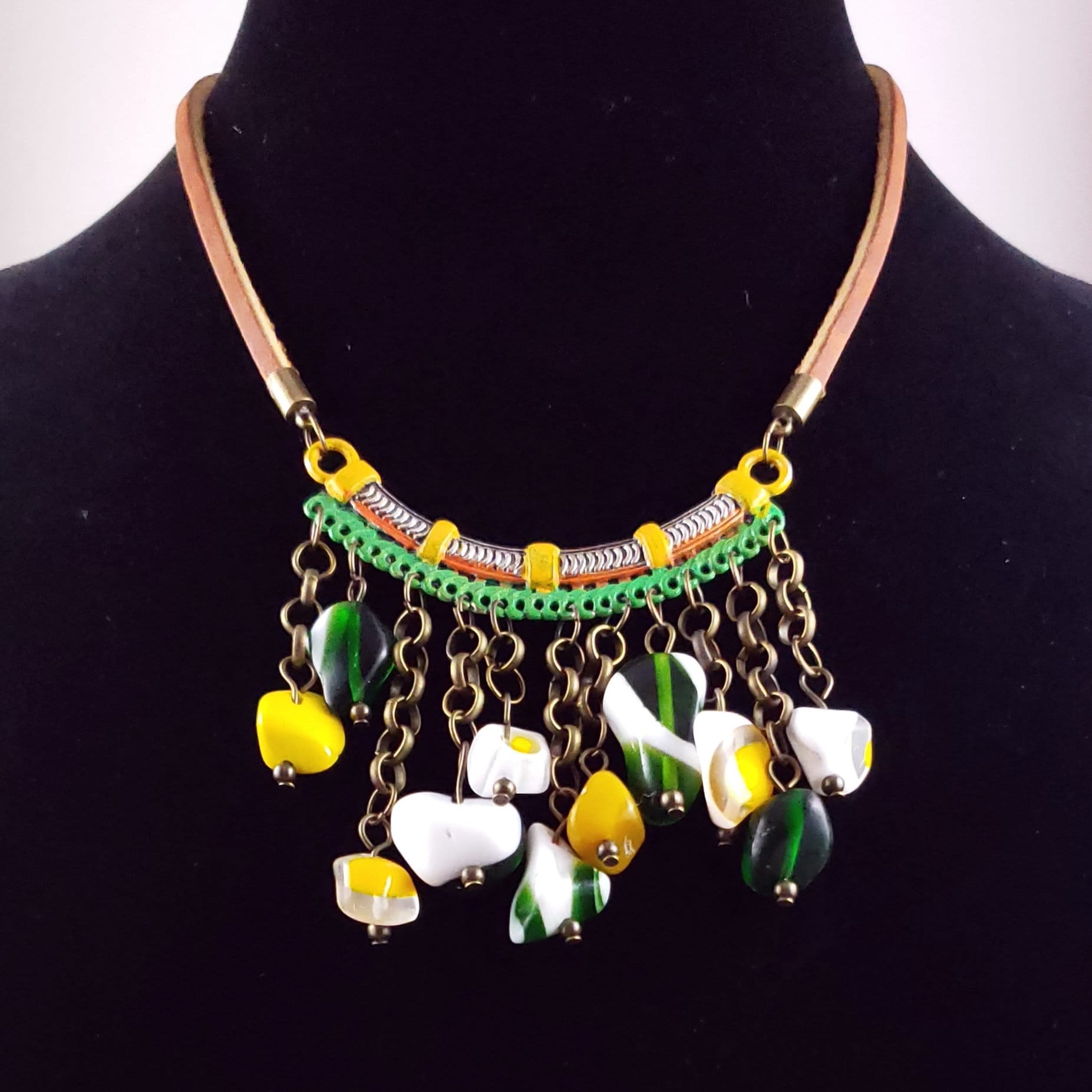 Handbemalte Fransenkette, Lätzchen Aus Grün Gelben Perlen von MysticTrinketShop