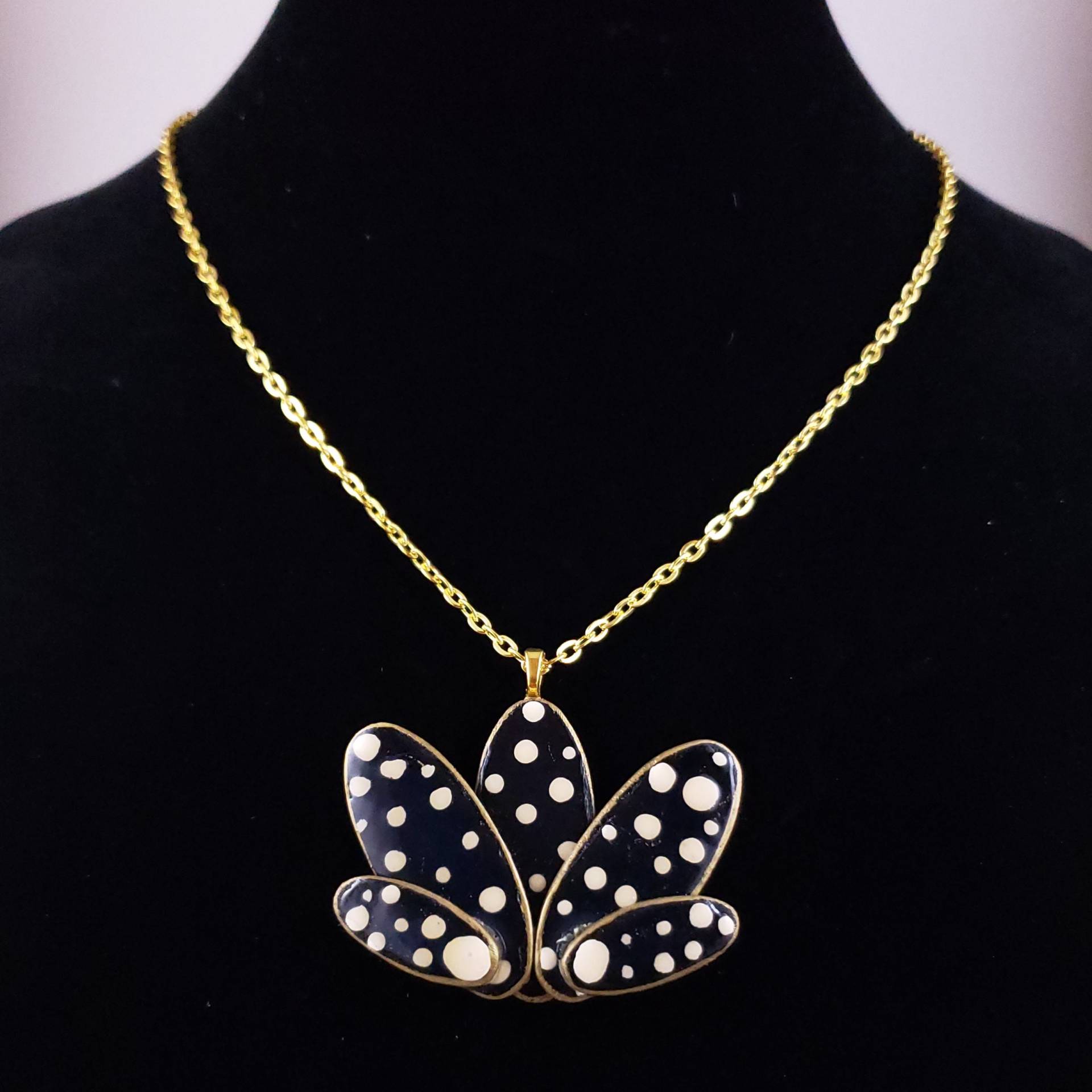 Handbemalte Lotus Flower Halskette, Polka Dot Holz Anhänger von MysticTrinketShop