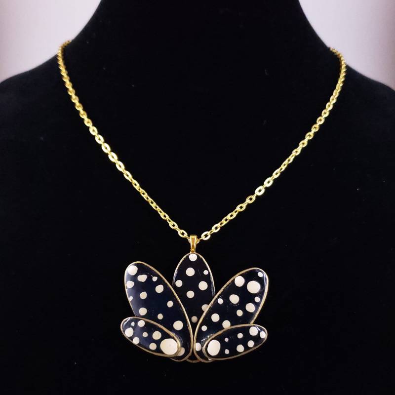 Handbemalte Lotus Flower Halskette, Polka Dot Holz Anhänger von MysticTrinketShop