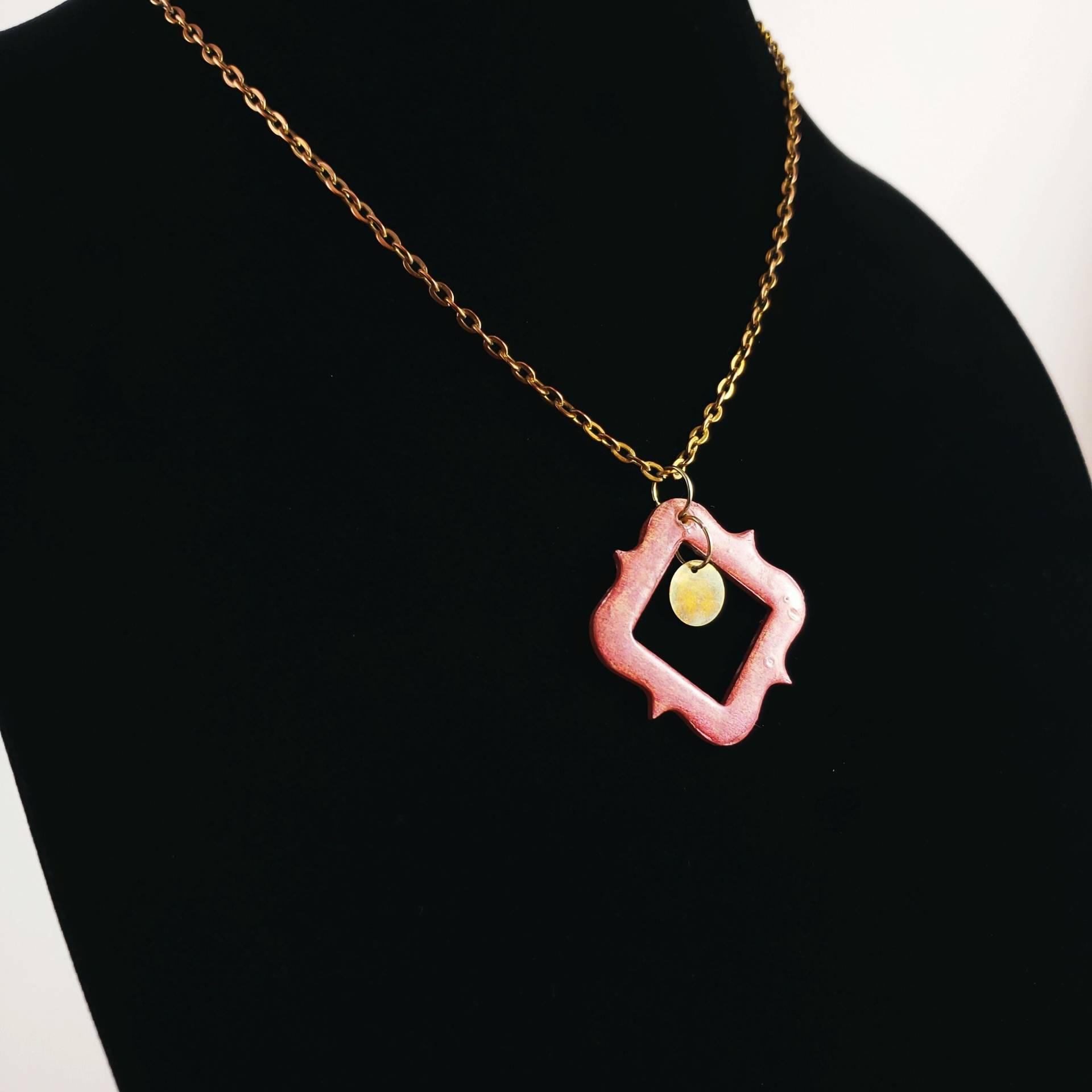 Rostrot Anhänger Aus Holz Mit Messing Charm von MysticTrinketShop