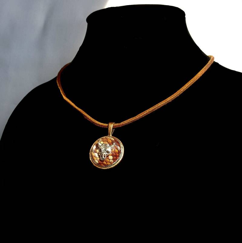 Totenkopf Leder Halskette - Rustikales Schlangenhaut Harz Design | 45cm von MysticTrinketShop