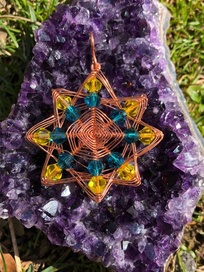8-Zackiger Sternanhänger Umwickelt Mit Kupferdraht Und Einer Kunstleder-Kette von MysticalInceptions