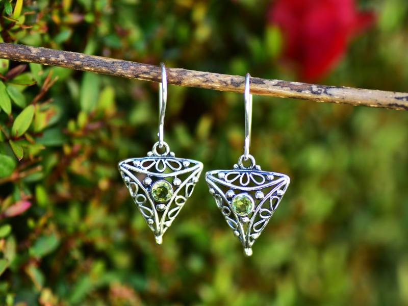 Grüne Ohrringe Grün Peridot Silber Natürliche August Edelstein Schmuck 925 Tropfen Ohrring Dangle von MystiqueBelle