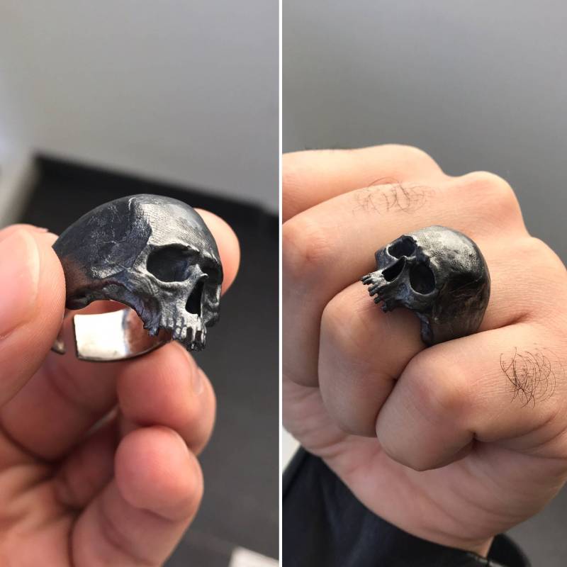 Halb Totenkopf-Silberring Mit Rustikalen Finish Halb Totenkopf-Silberring Mit Rustikalen Finish von MystiqueJewelryStore