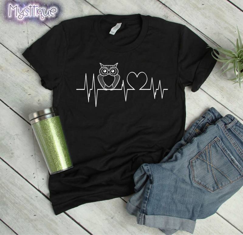 Eule Heartbeat T-Shirt, Eule, Geschenke, Schleiereule, Camping-Hemd, Vogelliebhaber, Vogel, Eule-Geschenke Für Frauen, Streifenkauz, Art Der Design Eule Heartbeat T-Shirt, Eule, Geschenke, Schleiereule, Camping-Hemd, Vogelliebhaber, Vogel, Eule-Geschenke Für Frauen, Streifenkauz, Art Der Design von Mysttique