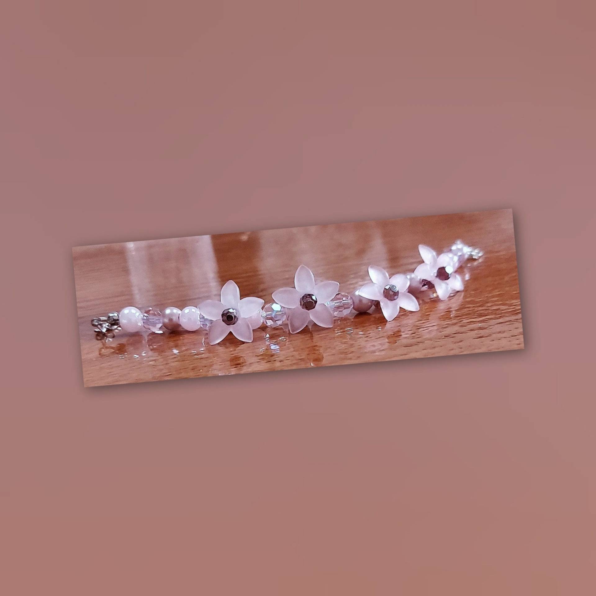 Armband „Dusty Pink Blossom", Ein Wunderschönes Armband Aus Kristallperlen, Perlen Und Kleinen Blumen Für Kleines Mädchen Oder Eine Braut von Mysunshinepearls