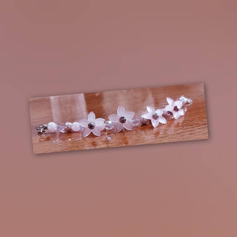 Armband „Dusty Pink Blossom", Ein Wunderschönes Armband Aus Kristallperlen, Perlen Und Kleinen Blumen Für Kleines Mädchen Oder Eine Braut von Mysunshinepearls
