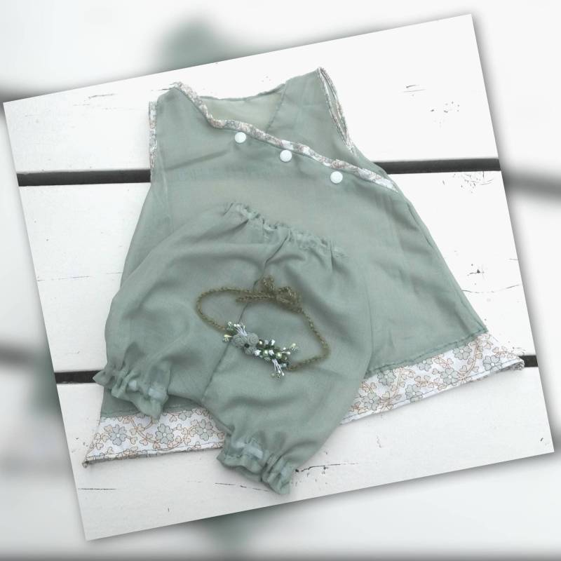 Baby Mädchen Kleiderset „Mary" in Zarten Grüntönen Bestehend Aus Kleid, Pumphose Und Raffhalter von Mysunshinepearls