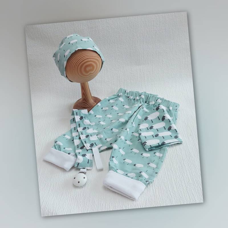 Neugeborenen-Jersey-Set „Little Sheepy", Das Set Ist in Zwei Verschiedenen Schaf-Prints Gefertigt, Für Jungen Altgrün von Mysunshinepearls