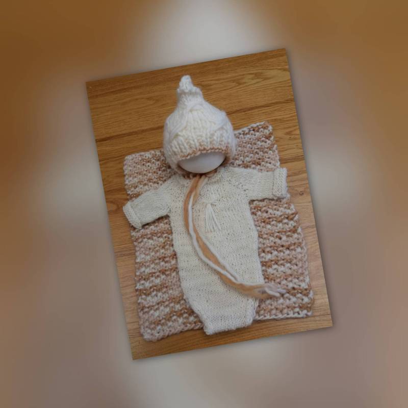 Neugeborenen-Strampelanzug-Set „Natural", Bestehend Aus Handgestricktem Strampler, Einer Pixie-Haube, in Naturfarben von Mysunshinepearls