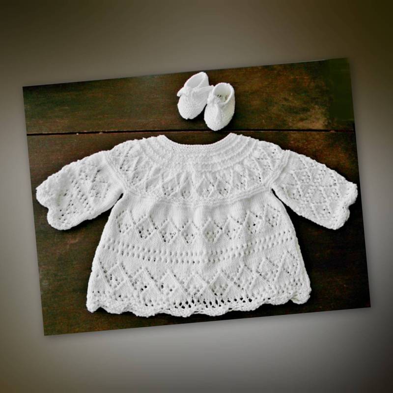 Weißes Neugeborenen-Kleiderset „Helena", Bestehend Aus Einem Hübschen Kleid Im Spitzenmuster, Geknoteten Söckchen Und Stirnband von Mysunshinepearls