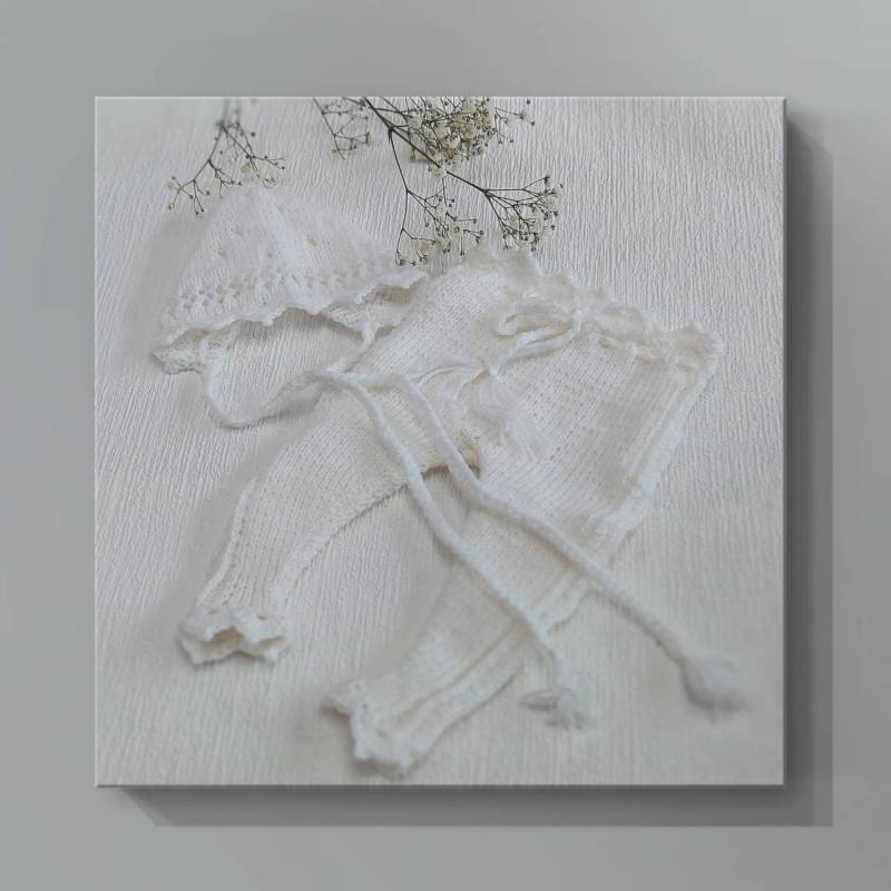 Weißes Strickset Für Neugeborene Mädchen „Marjo" Bestehend Aus Einer Hübschen Hose Mit Lochmuster Und Schönen Haube von Mysunshinepearls