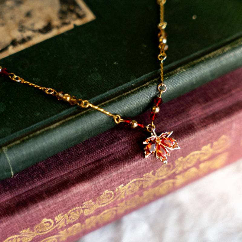Herbstblatt Kette Vergoldeter Anhänger Mit Cubic Zirkonia Herbstblatt Kette Vergoldeter Anhänger Mit Cubic Zirkonia von MythAndFae