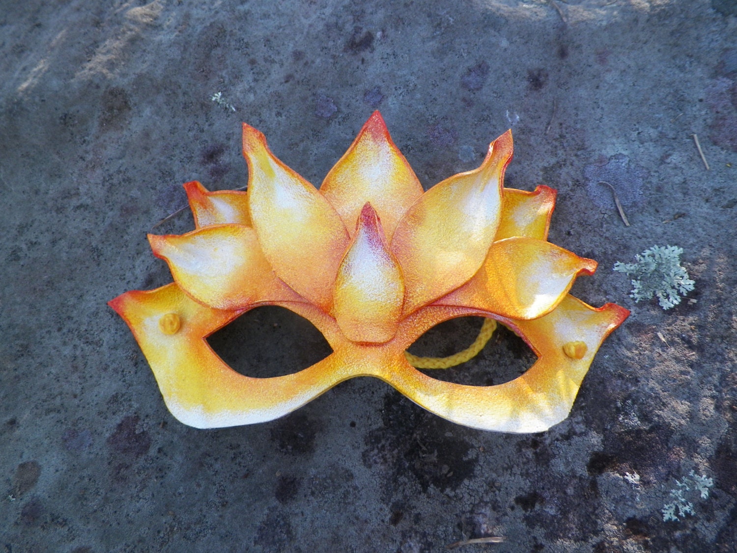 Gelbe Lotus - Ledermaske Gelbe Lotus - Ledermaske von MythicalDesigns