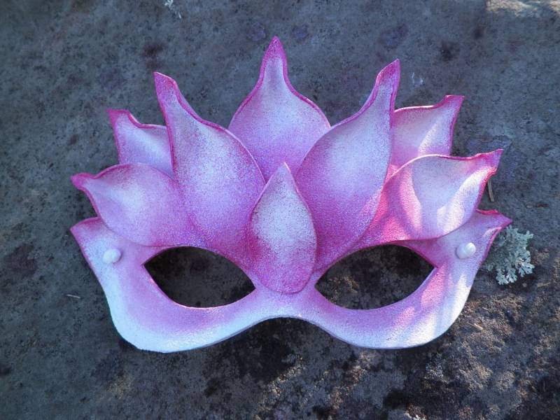 Pink Lotus - Ledermaske Pink Lotus - Ledermaske von MythicalDesigns