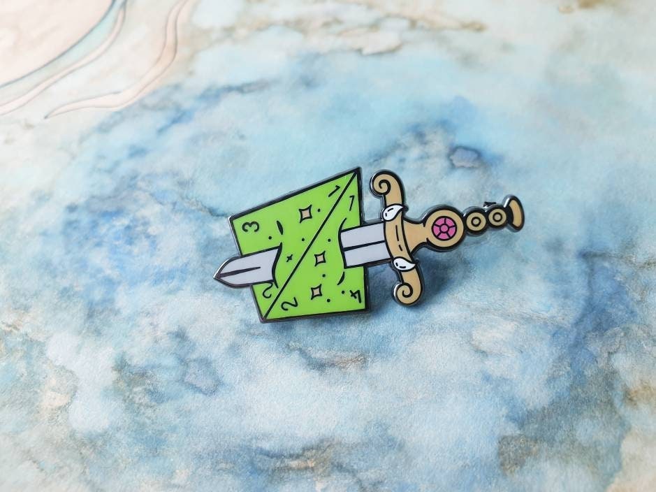 D4 Würfel & Schwert Emaille Pin. Dungeons Und Drachen Themen Pin D4 Würfel & Schwert Emaille Pin. Dungeons Und Drachen Themen Pin von MythicalStudios