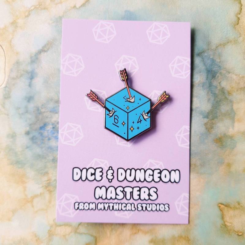 W6 Würfel & Pfeile Emaille Pin von MythicalStudios