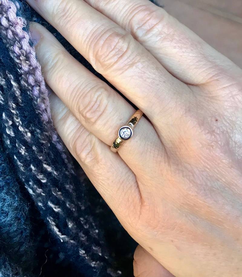 14K Diamant Kleine Solitaire-Gehämmert Massivgold Und Diamant-Ring-stacking von MythosLaJolla