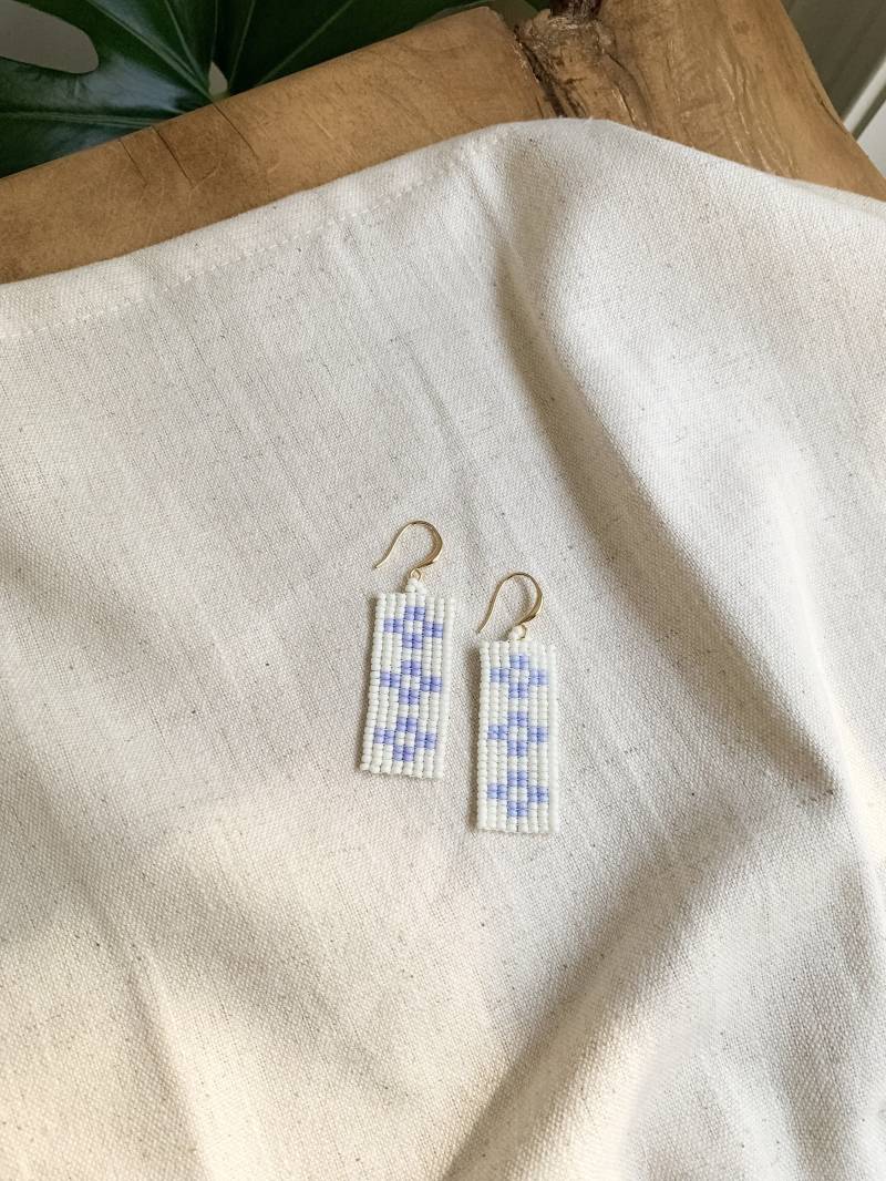 Handgemachte Perlen Perlengefädelte Ohrringe in Baby Blau Und Beige Geschenk Für Sie Frühling Handgemachte Perlen Perlengefädelte Ohrringe in Baby Blau Und Beige Geschenk Für Sie Frühling von MythxCraft