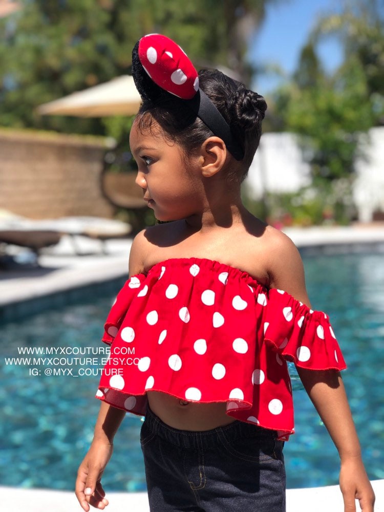 Minnie Maus Geburtstag Top Nur Rot Rosa Polka Dots Aus Der Schulter Top, Baby Säugling Kleinkind Mädchen Minnie Maus Geburtstag Top Nur Rot Rosa Polka Dots Aus Der Schulter Top, Baby Säugling Kleinkind Mädchen von MyxCouture