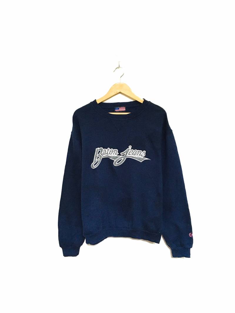 Selten Baton Jeans D & C Decoeur Company Big Logo Stickerei Spellout Rundhals Sweatshirt Pullover Vintage/Größe Medium von MzClothingShop