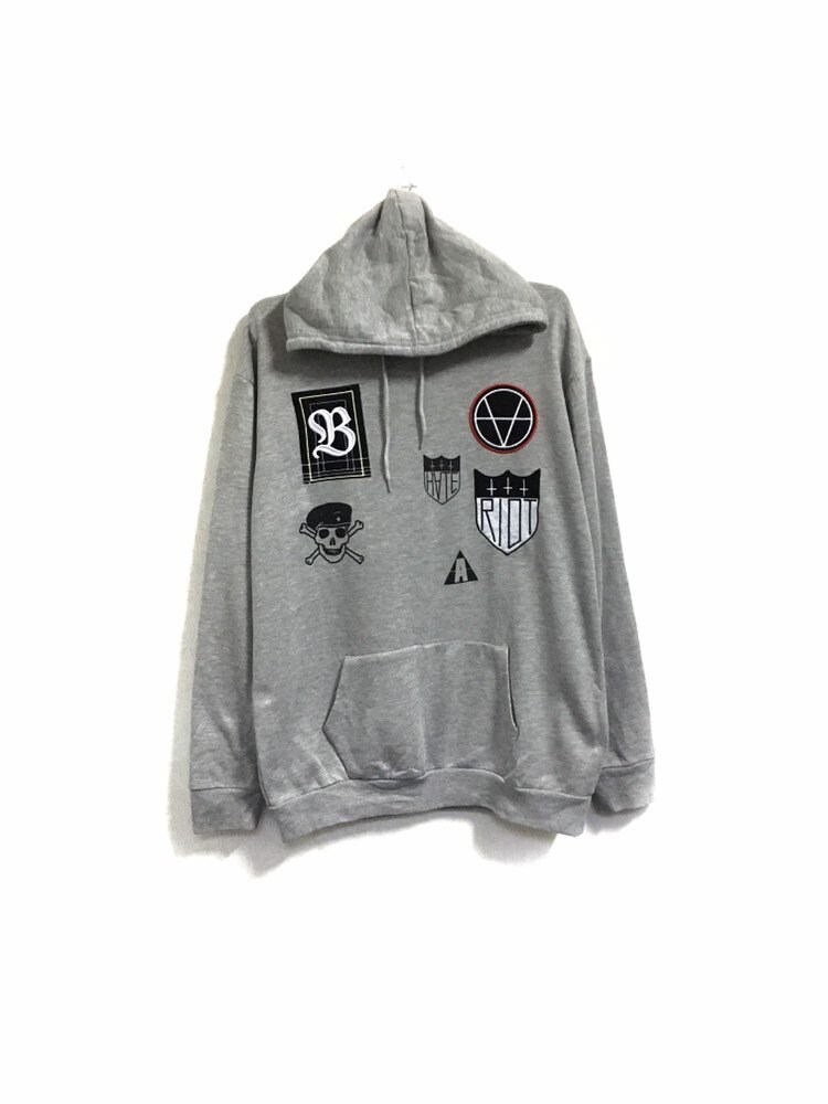 Selten Schädel Lucy Tag Großes Logo Zauber Pullover Rundhals-Sweatshirt Hoodie/Größe L von MzClothingShop