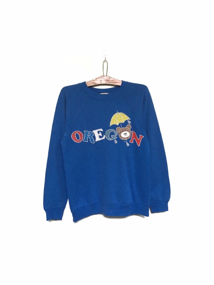 Selten Vintage 80Er Jahre Astoria Oregon Hanes Tag Big Logo Stickerei Rundhals Sweatshirt Pullover Spellout/Größe Small von MzClothingShop