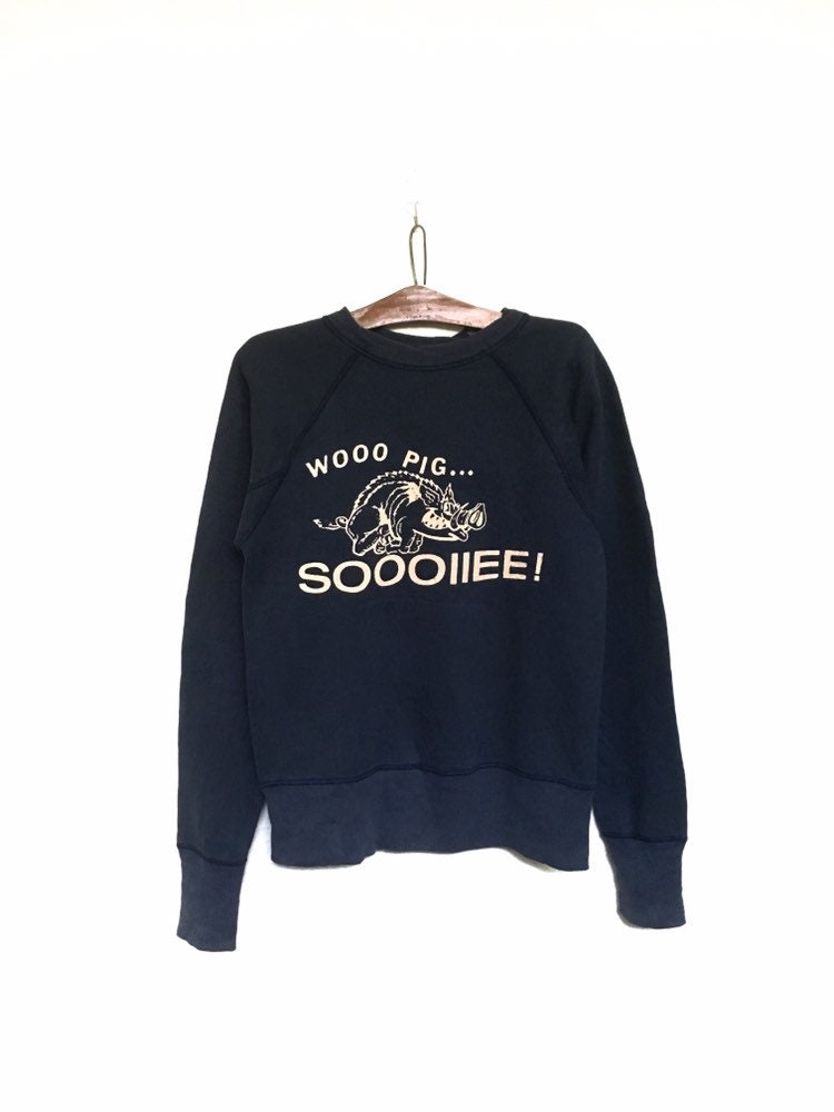 Selten Vintage Schwein Soooiiee Big Logo Stickerei Barns Out Fitters Made in Japan Rundhals-Sweatshirt Pullover Spellout/Größe Small von MzClothingShop