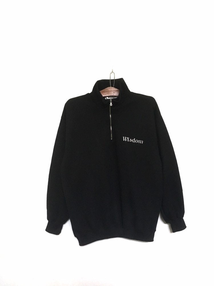 Selten Wisdom Agni Brands Big Logo Stickerei Halber Reißverschluss Sweatshirt Pullover Spellout/Größe Large von MzClothingShop