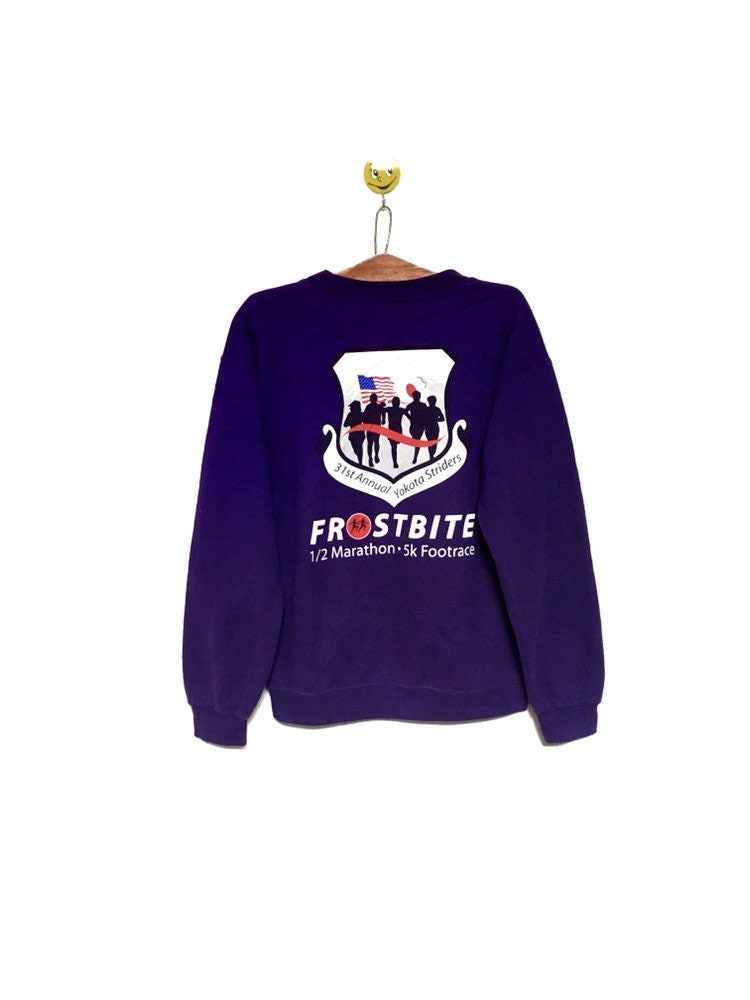 Selten Yokota Striders Walking Club 5K Footrace Rundhals-Sweatshirt Hoodies Pullover Stil Mode Herren Größe S von MzClothingShop