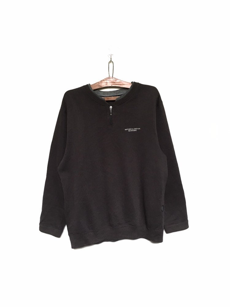 Vintage Michiko London Koshino Big Logo Stickerei Rundhals Sweatshirt Pullover Spellout Halber Reißverschluss/Größe Large von MzClothingShop