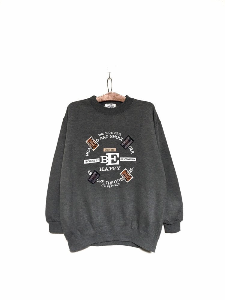 Vintage Seltenes Be Happy Company Big Spell Out Logo Rundhals Sweatshirt Pullover/Größe Medium von MzClothingShop