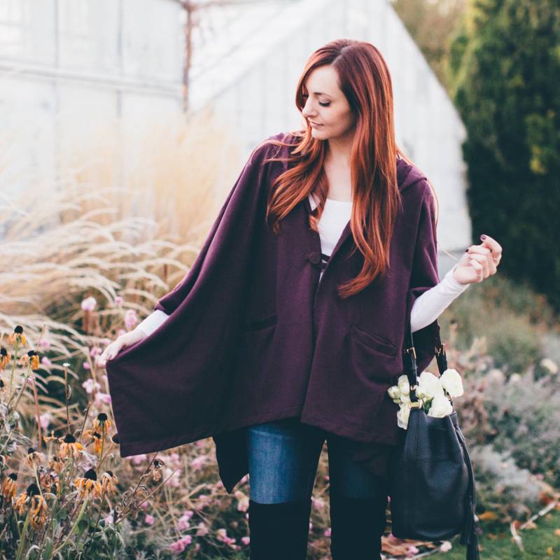 Burgunder-Roter Samt-Kapuzen-Mantel Aus Baumwolle Damen-Hoodie-Wrap Mit Taschen - 11177 von NAAMJai