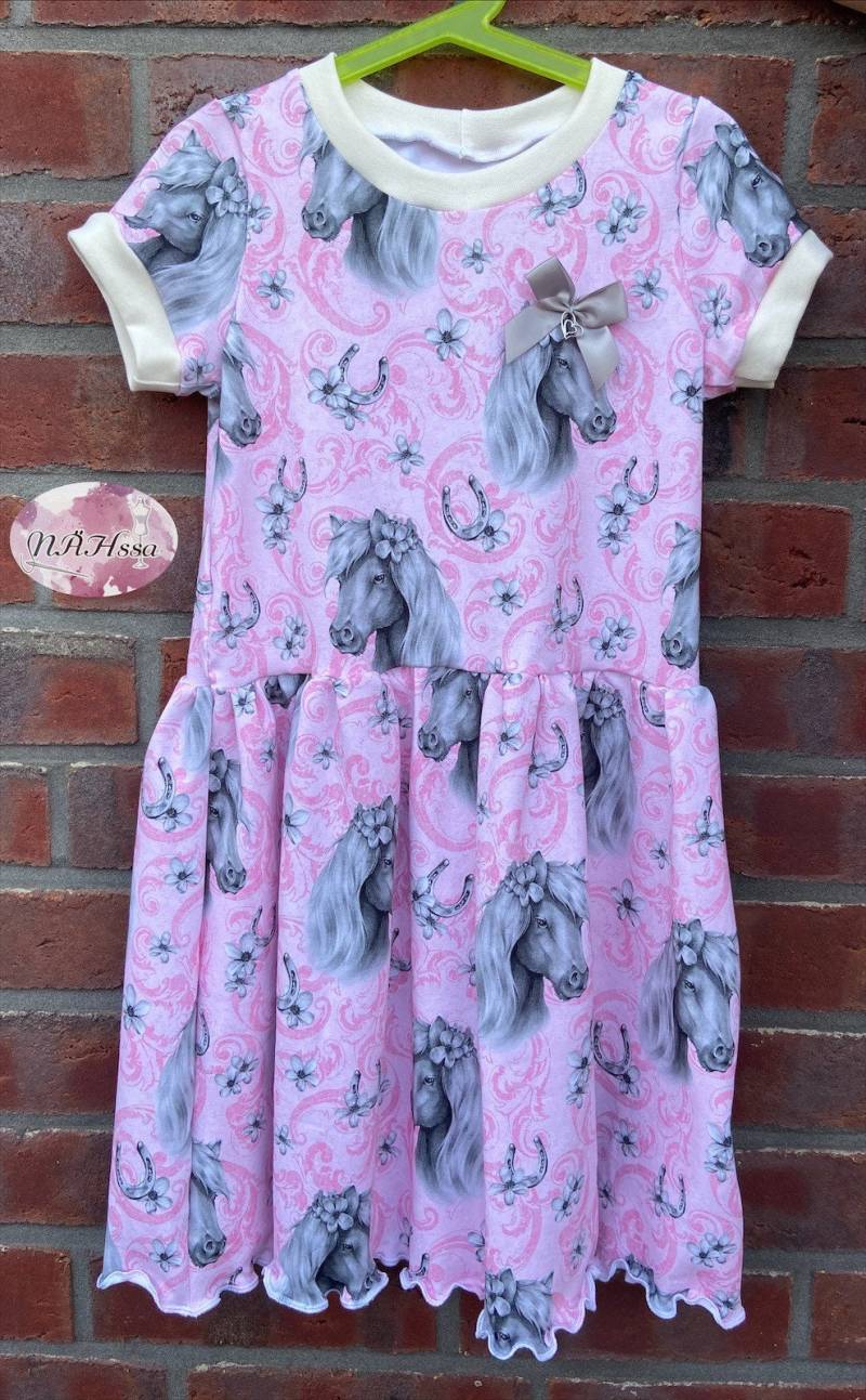 Mädchen Kleid Größe 122 Pferde von NAEHssaDE